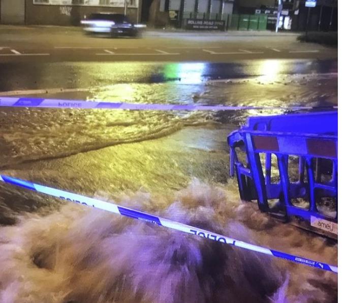 Utrudnienia w ruchu w Aston z powodu pękniętej rury