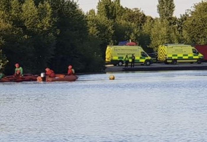 Nurkowie przeszukują Swan Pool w Sandwell Valley, w poszukiwaniu zaginionego mężczyzny