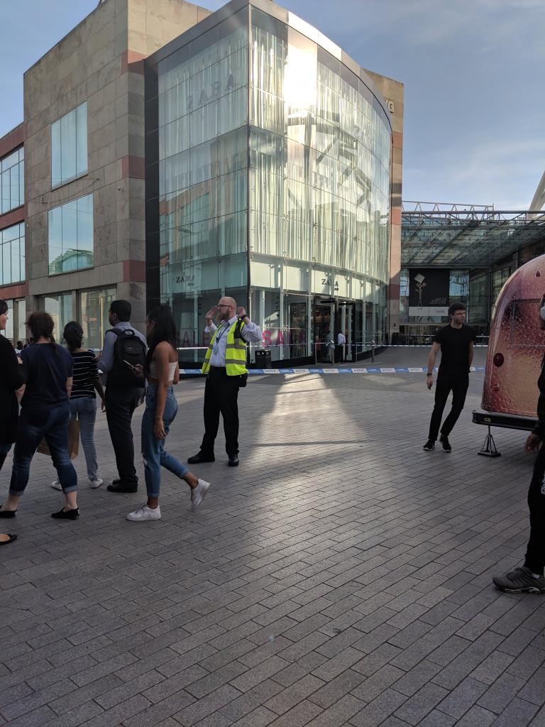 Uzbrojona policja ogrodziła teren wokół Bullring