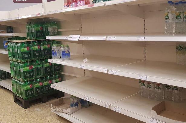 Co jest przyczyną pustych półek w supermarketach w UK?