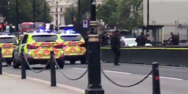 Samochód wjechał w bariery przed brytyjskim parlamentem, są ranni
