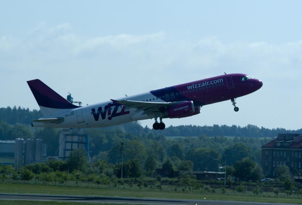 Pijany Polak z Walsall próbował otworzyć drzwi lecącego samolotu.