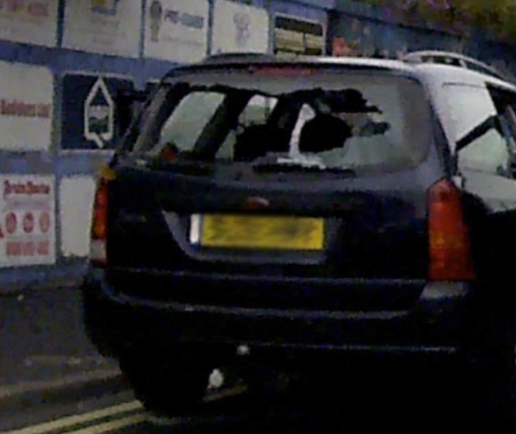 Zamaskowani motocykliści rzucili cegłą w samochód raniąc 6-letniego chłopca