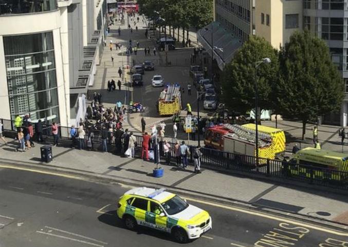 Samochód wjechał w pieszego w Centrum Birmingham i przygniótł go do stojaka na rowery
