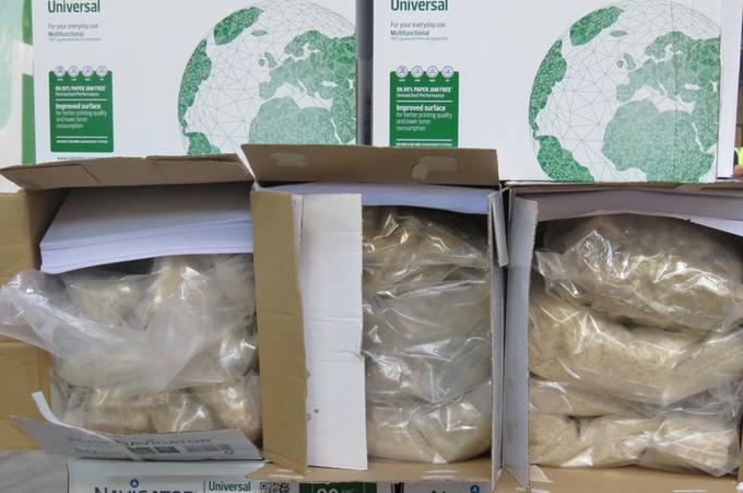 Dwóch Polaków aresztowanych za przemycanie broni palnej i narkotyków