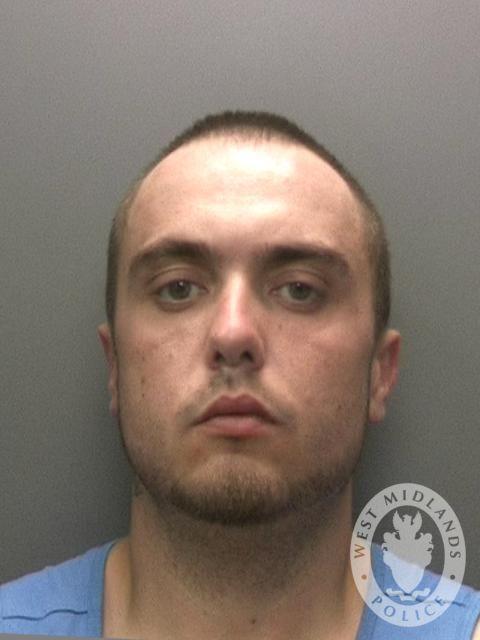 Policja apeluje o pomoc w znalezieniu mężczyzny, który tasakiem do mięsa ranił 3 osoby