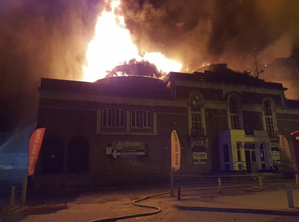 Pożar Royalty Cinema w Harborne, zamknięte drogi