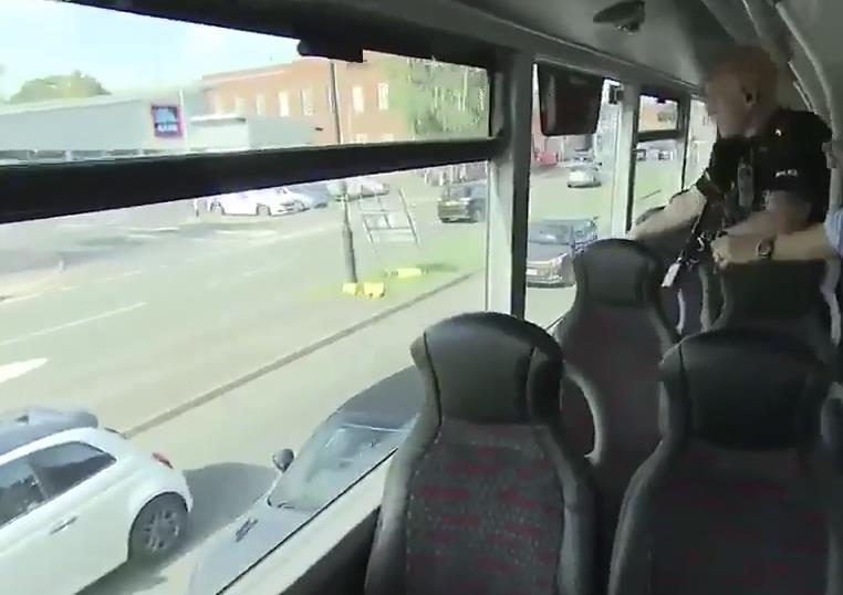 Policja z piętrowego autobusu wyłapuje kierowców używających telefony