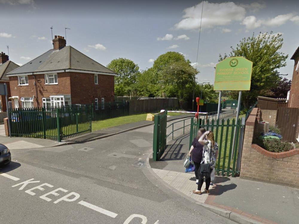 Kobieta próbowała wyrwać niemowlę z samochodu, gdy matka odwoziła dzieci do szkoły w West Bromwich