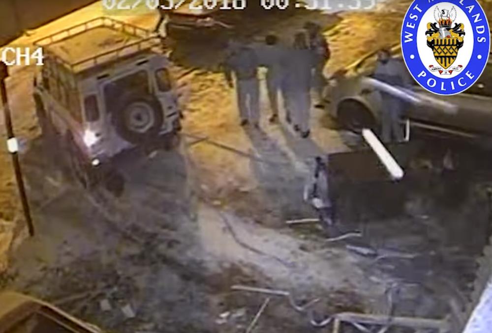 Złodzieje próbowali ukraść bankomat, który zawierał około 100 tys. funtów