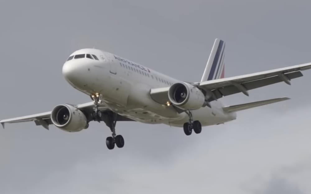 Dramatyczne chwile podczas lądowania samolotu w Birmingham. Pilot w ostatniej chwili odszedł na drugi krąg