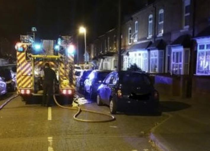 Pożar domu w Handsworth – policja prosi o unikanie okolicy pożaru