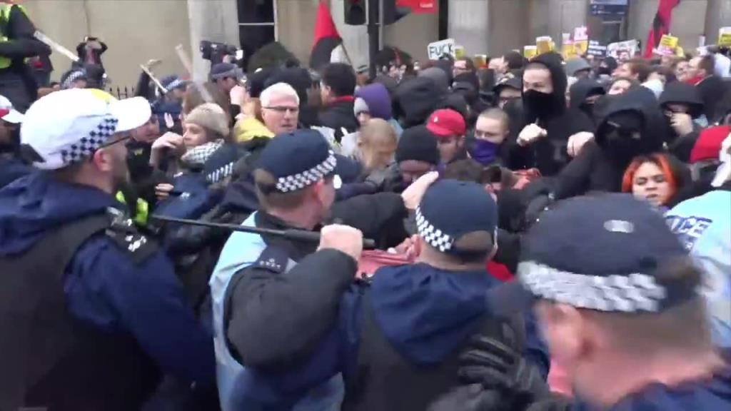 Przeciwnicy brexitu starli się z policją w Londynie. Chcieli zakłócić marsz partii UKIP
