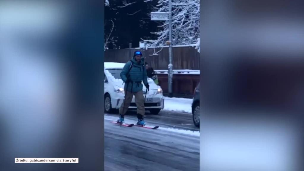 Mężczyzna poruszał się na nartach po ulicach... Manchesteru. W środę drogi w tym mieście pokryły się śniegiem