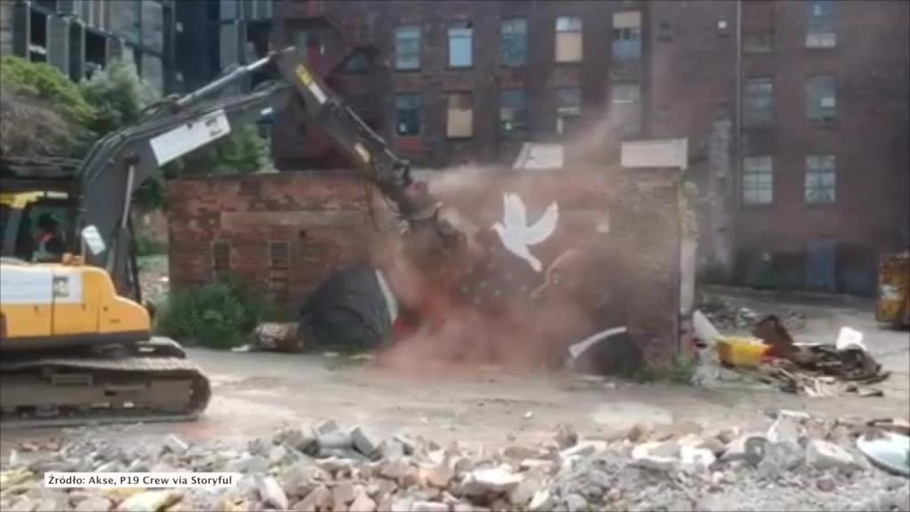 Koparka uderzyła w twarz krzyczącego D. Trumpa. Efektowny pokaz artystyczny z Manchesterze