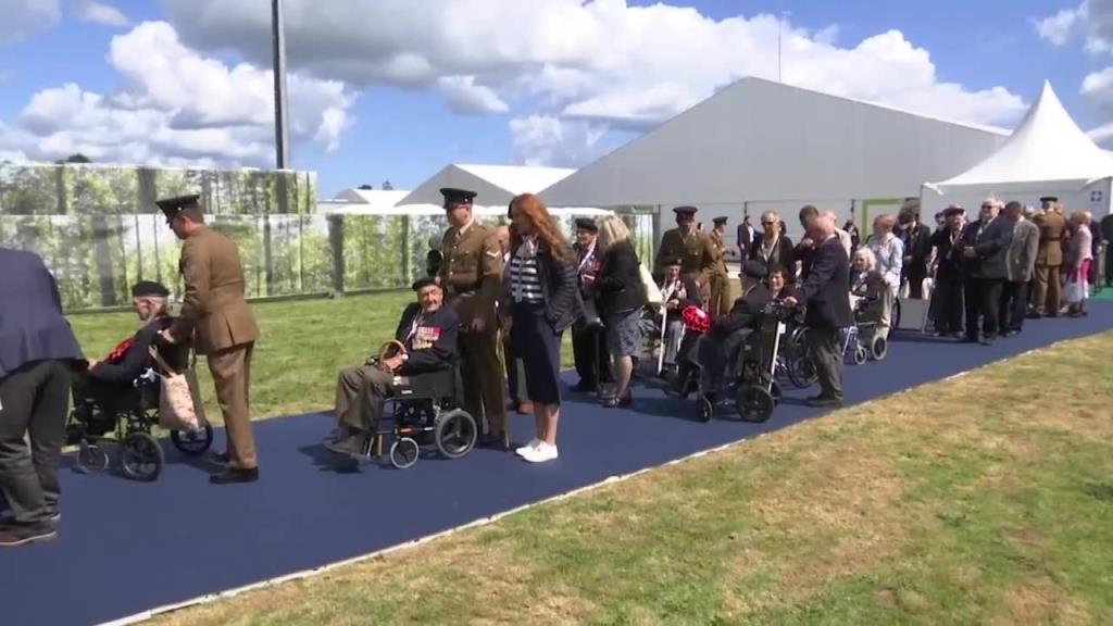 75. rocznica lądowania w Normandii. Brytyjscy weterani odwiedzili cmentarz w Bayeux