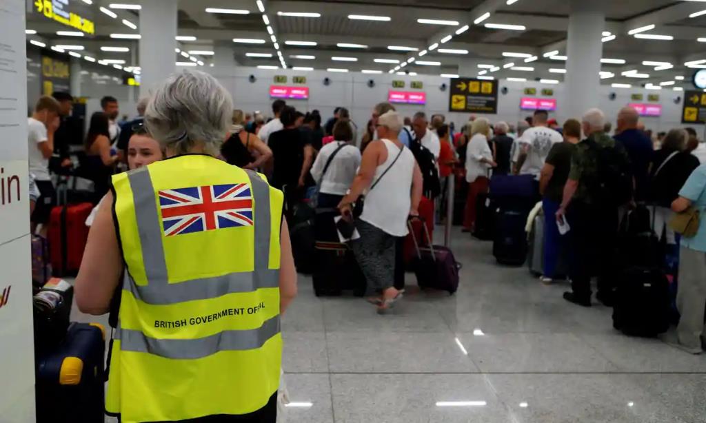 Klienci biura podróży Thomas Cook wracają do domów. Pomagają brytyjskie konsulaty