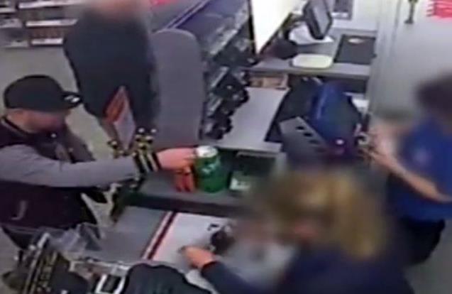 Video: Klient groził sprzedawczyni bronią