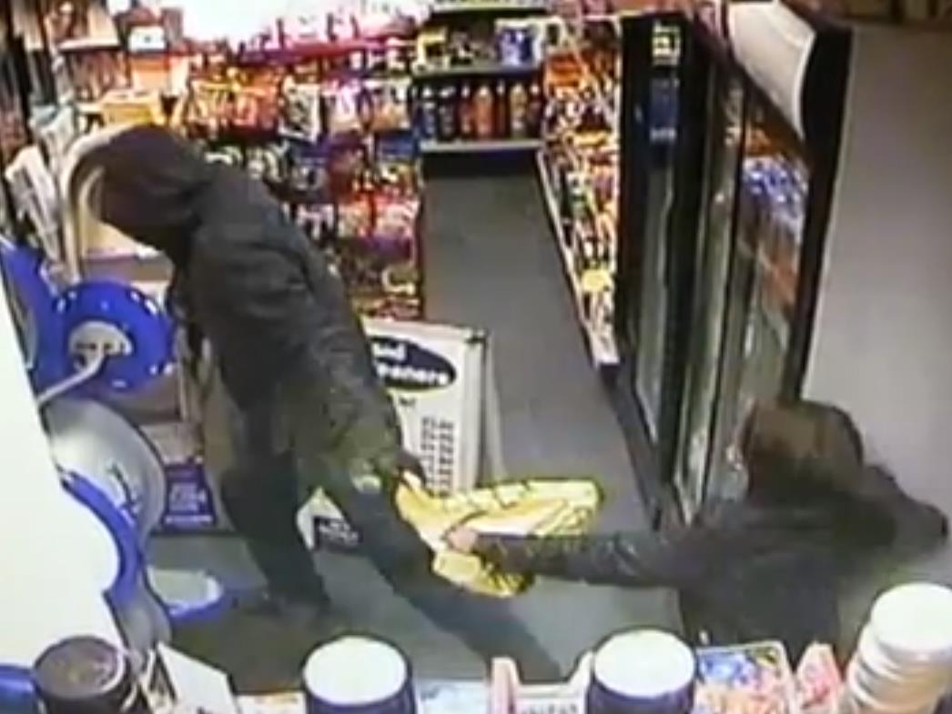 Video: Matka pokonała uzbrojonego włamywacza