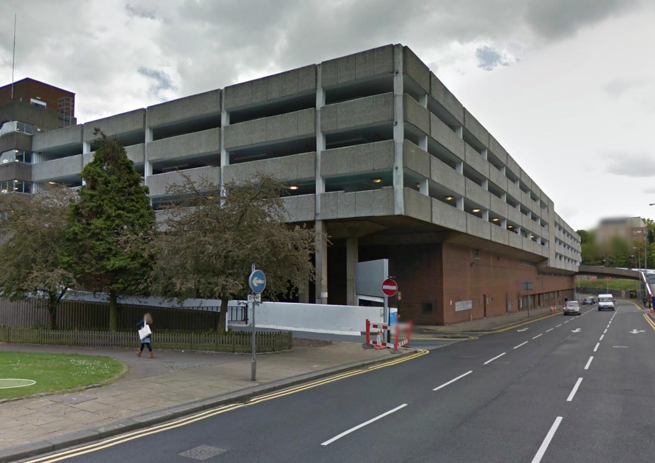 Kobieta wypadła z piętrowego parkingu