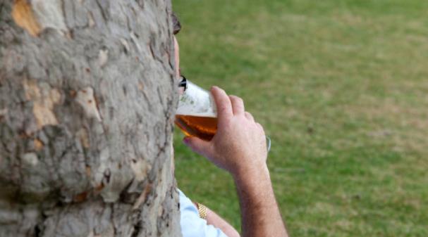 Pijak chodzący po mieście z torbą wymiocin wydalony z kraju
