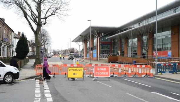 Aston Lane zamknięta z powodu niestabilnego dachu Tesco