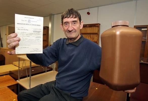 Wolontariusze z Ladywood Furniture Project znaleźli prochy w komodzie