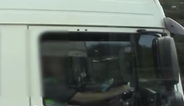 Video - Kierowca ciężarówki mył zęby jadąc autostradą