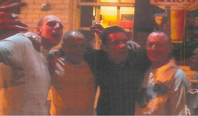 4 imprezowiczów brutalnie pobiło mężczyznę pod pubem