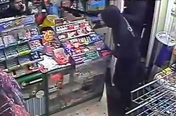 Video: Sprzedawca staje przeciwko trzem uzbrojonym napastnikom.