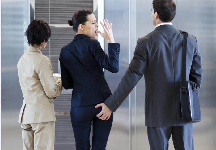 13 tys. funtów odszkodowania za klepnięcie w pośladek