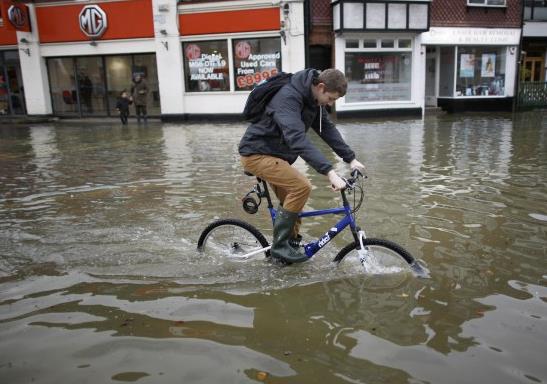 Video: Tamiza podtapia dzielnice londynu.  To nie koniec wielkiej wody
