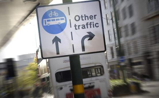 Nowe znaki informujące o  bus lane