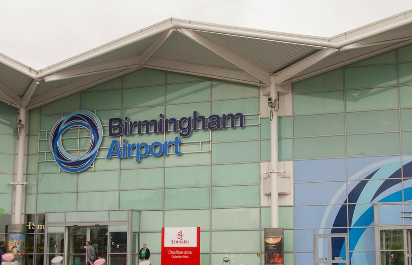 Mężczyzna walczy o życie po upadku z balkonu na lotnisku