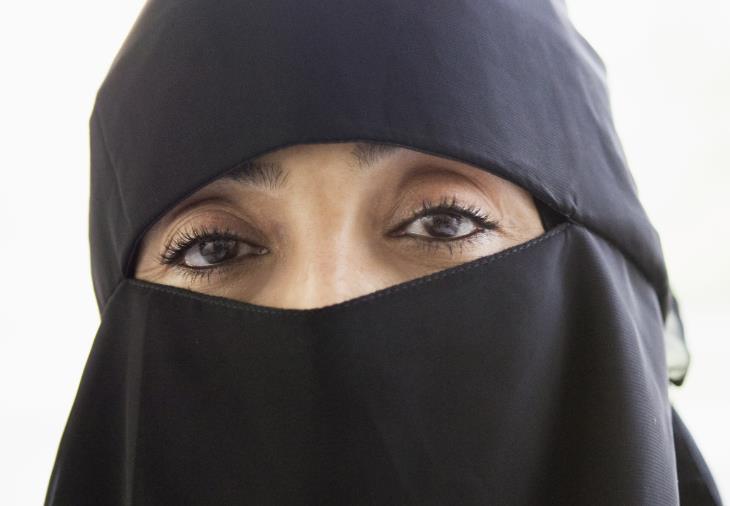 Czy personel szpitala powinien mieć zakaz noszenia religijnych okryć twarzy?