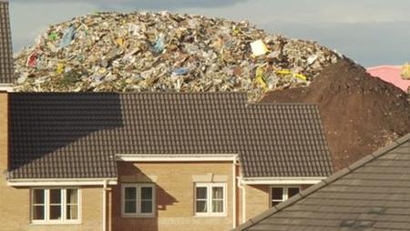 Firma przerabiająca odpady na paliwo zgromadziła 13 metrowy stos nielegalnych śmieci