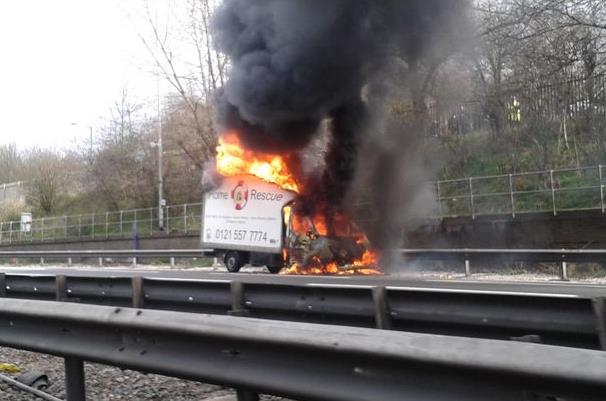 Korek na M6. Strażacy gaszą samochód