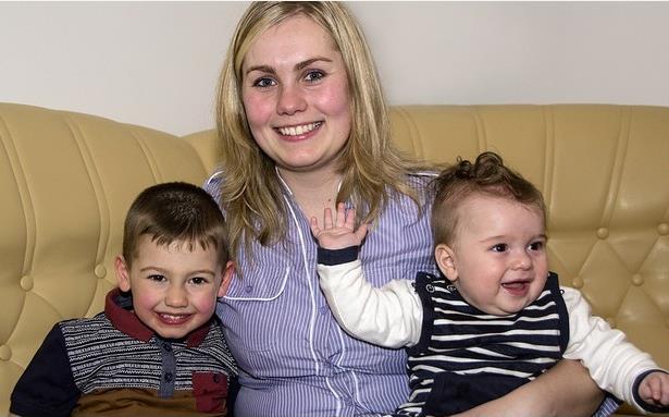 Młoda Polka wyrzucona ze sklepu za karmienie dziecka piersią