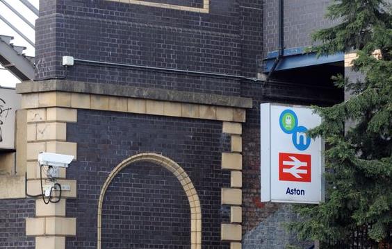 Policja aresztowała dwóch kibiców Aston Villi podejrzanych o pobicie