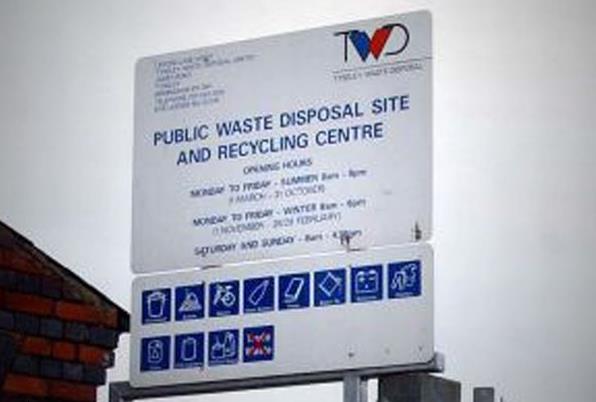 Wprowadzenie opłat garden tax zwiększyło kolejki do wysypisk śmieci.