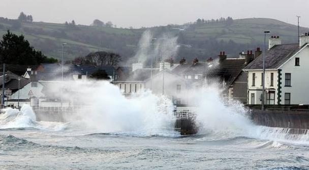 Huraganowe wiatry i silne deszcze - tysiące domów pozbawionych prądu