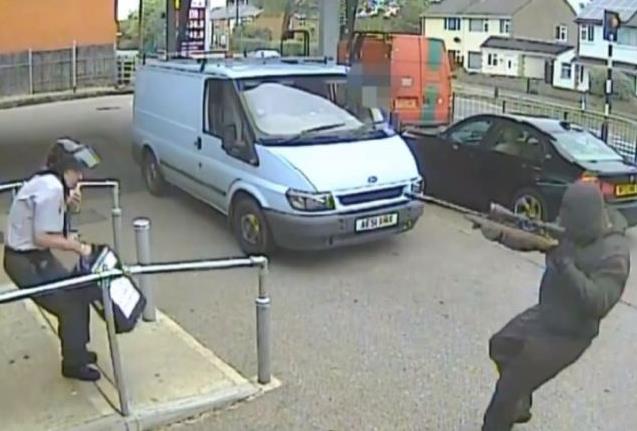 Video: Uzbrojony bandyta grozi strażnikowi karabinem.