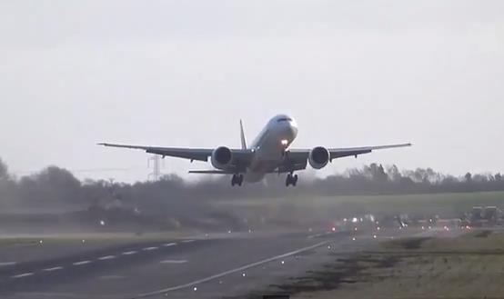 Video: Silny wiatr uniemożliwił lądowanie samolotu na lotnisku w Birmingham
