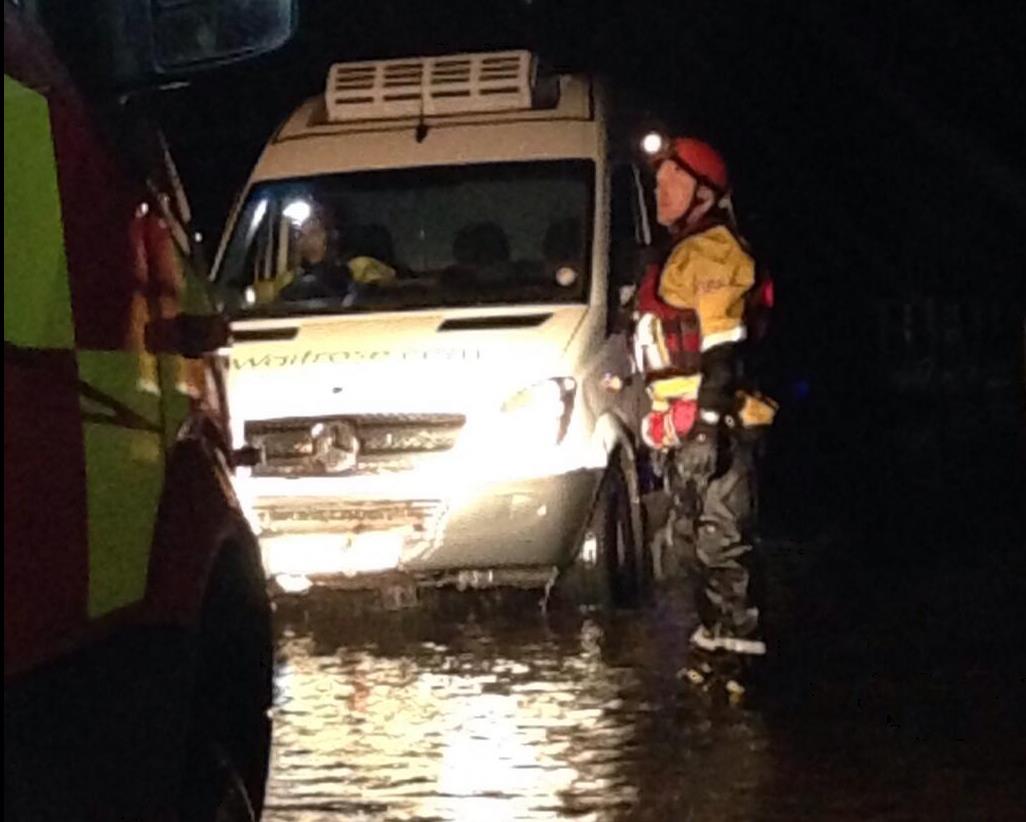 Opóźnienia z powodu zalanych dróg