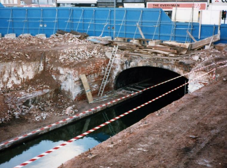 W latach 80 usunięto w tajemnicy ponad tysiąc ciał pogrzebanych przy Broad Street