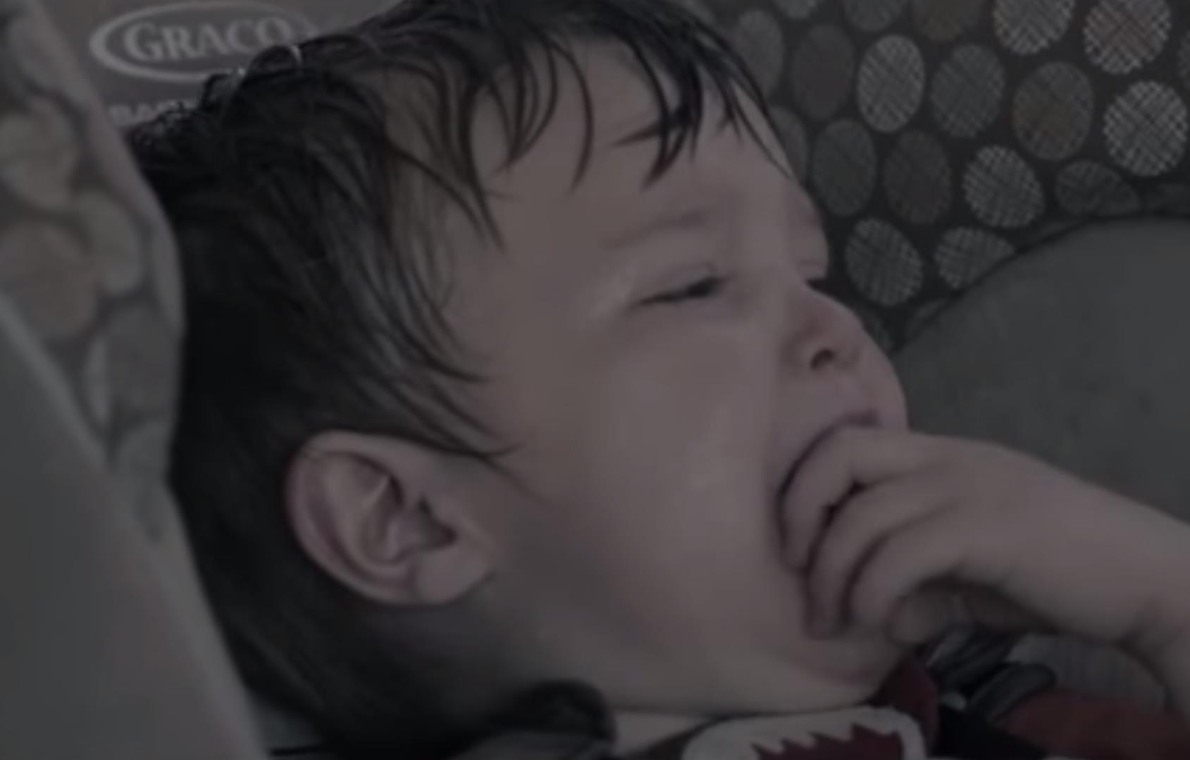 Video: Poszedł na zakupy. Zostawił dzieci w samochodzie