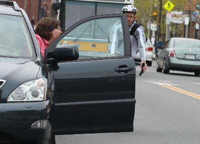 Wzrasta liczba wypadków rowerzystów zderzających się z drzwiami samochodu