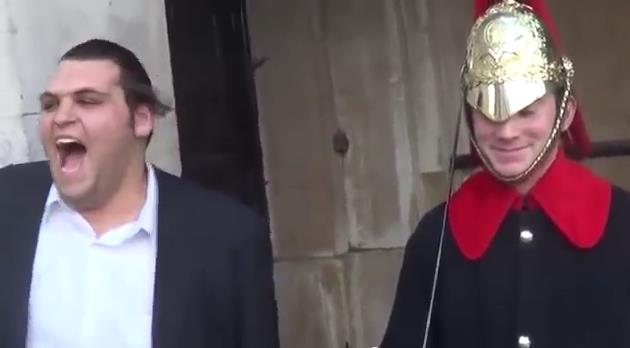 Video: Żartowniś zmusza gwardzistę do uśmiechu