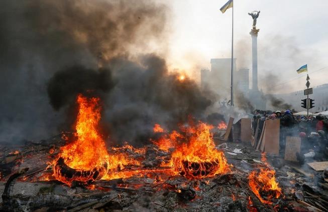 Majdan jak strefa wojny. Milicjant strzela do demonstrantów z kałasznikowa