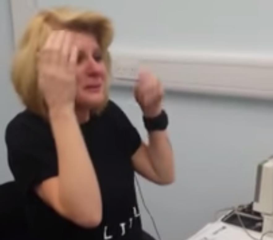 Wzruszający film - Kobieta po raz pierwszy usłyszała dźwięk